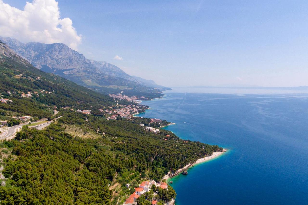 Apartments with a parking space Brela, Makarska - 18495 Exteriör bild