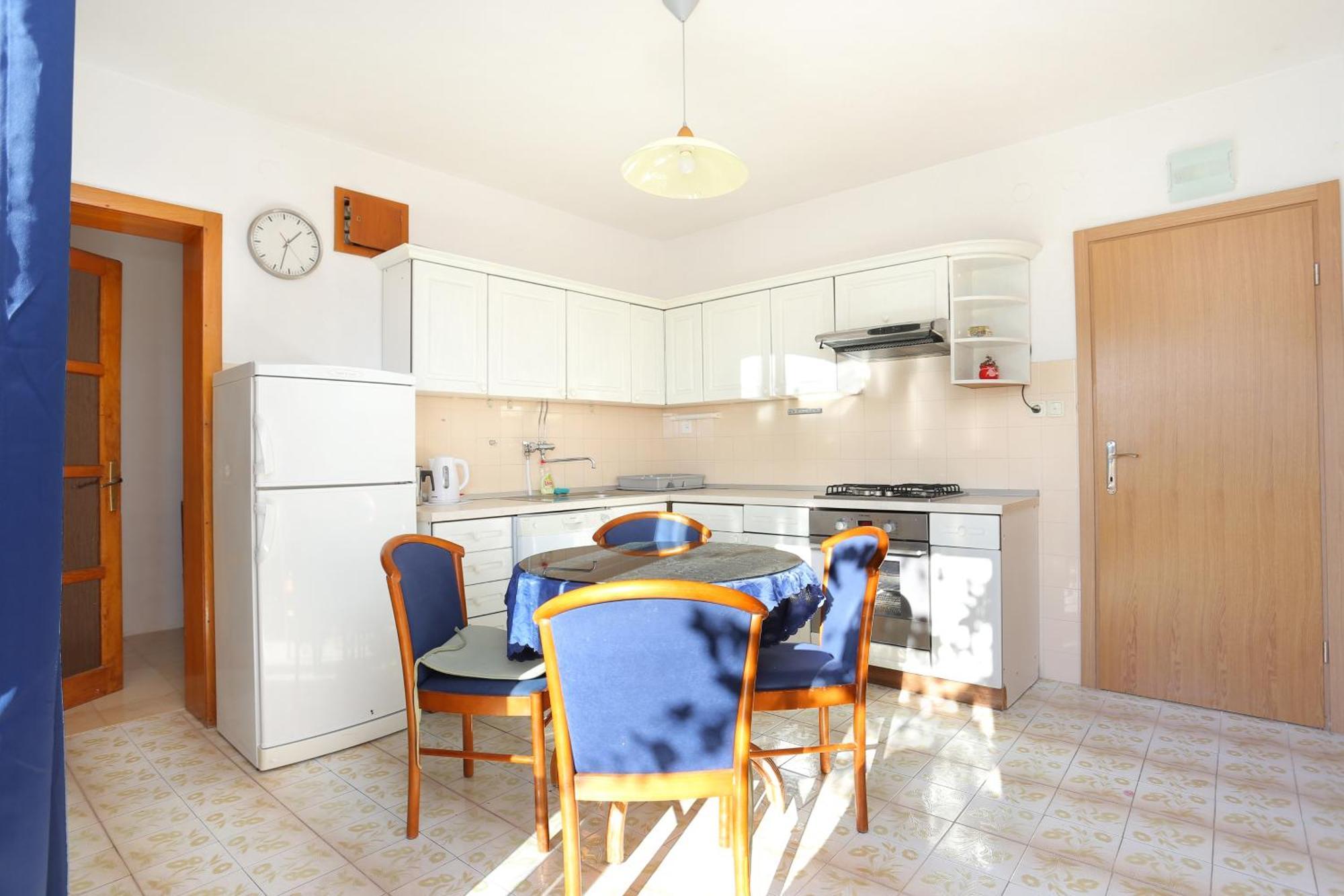 Apartments with a parking space Brela, Makarska - 18495 Rum bild