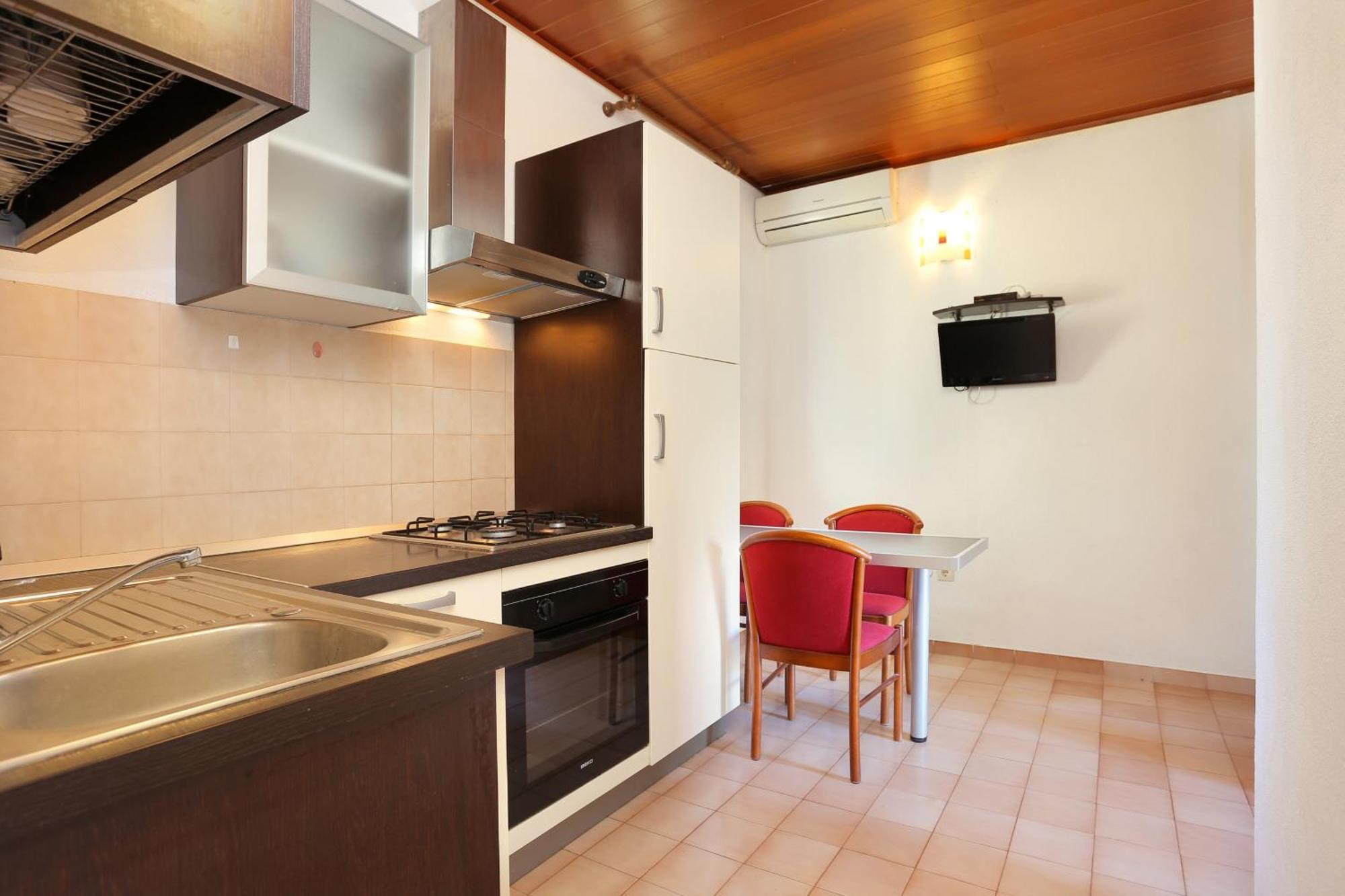 Apartments with a parking space Brela, Makarska - 18495 Rum bild